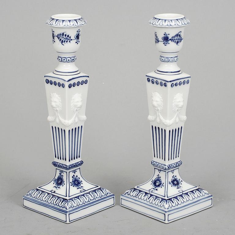 LJUSSTAKAR, ett par, porslin, "Musselmalet", Royal Copenhagen, 1900-tal.