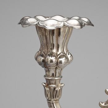 KANDELABRAR, ett par. Nysilver. Rokokostil, 1900-tal.