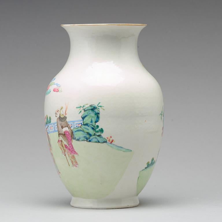 A famille rose vase, Qing dynasty, 19th century.