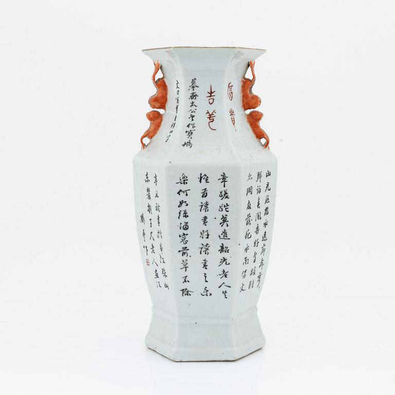 A Chinese vase, ealry 20th Century.-.