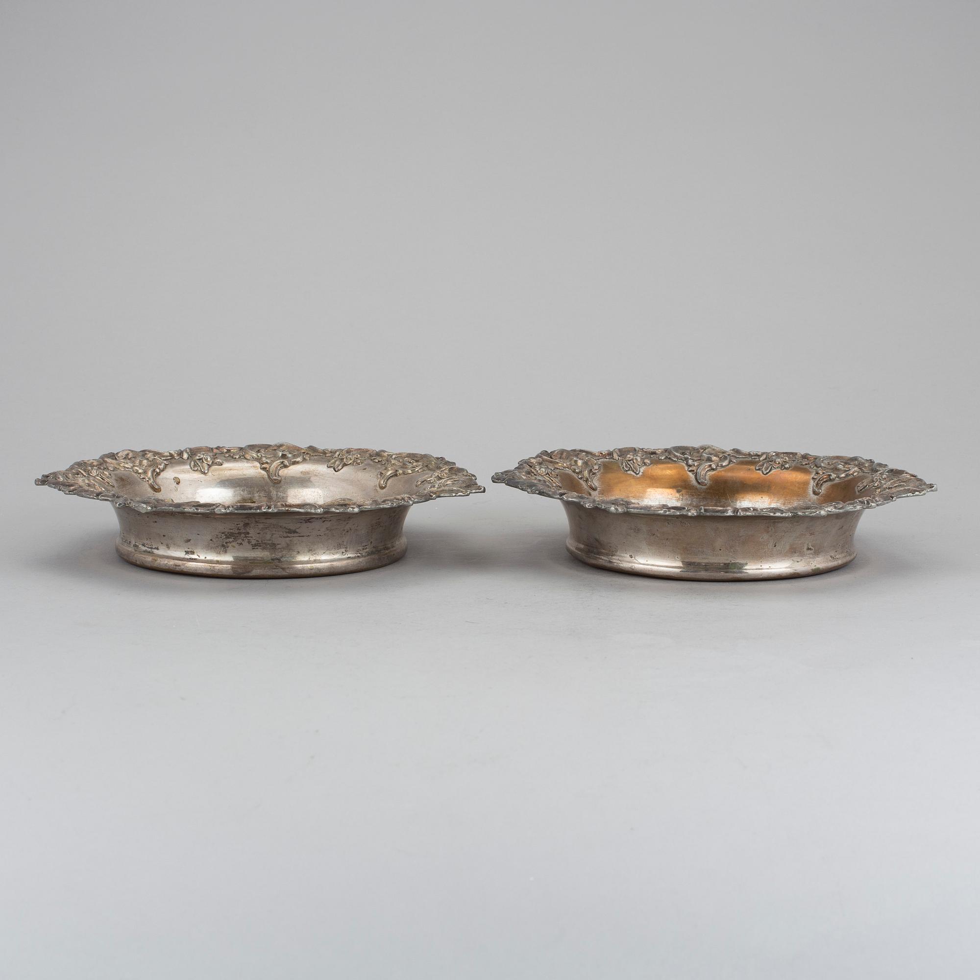 COASTERS, ett par, nysilver, omkring 1900.