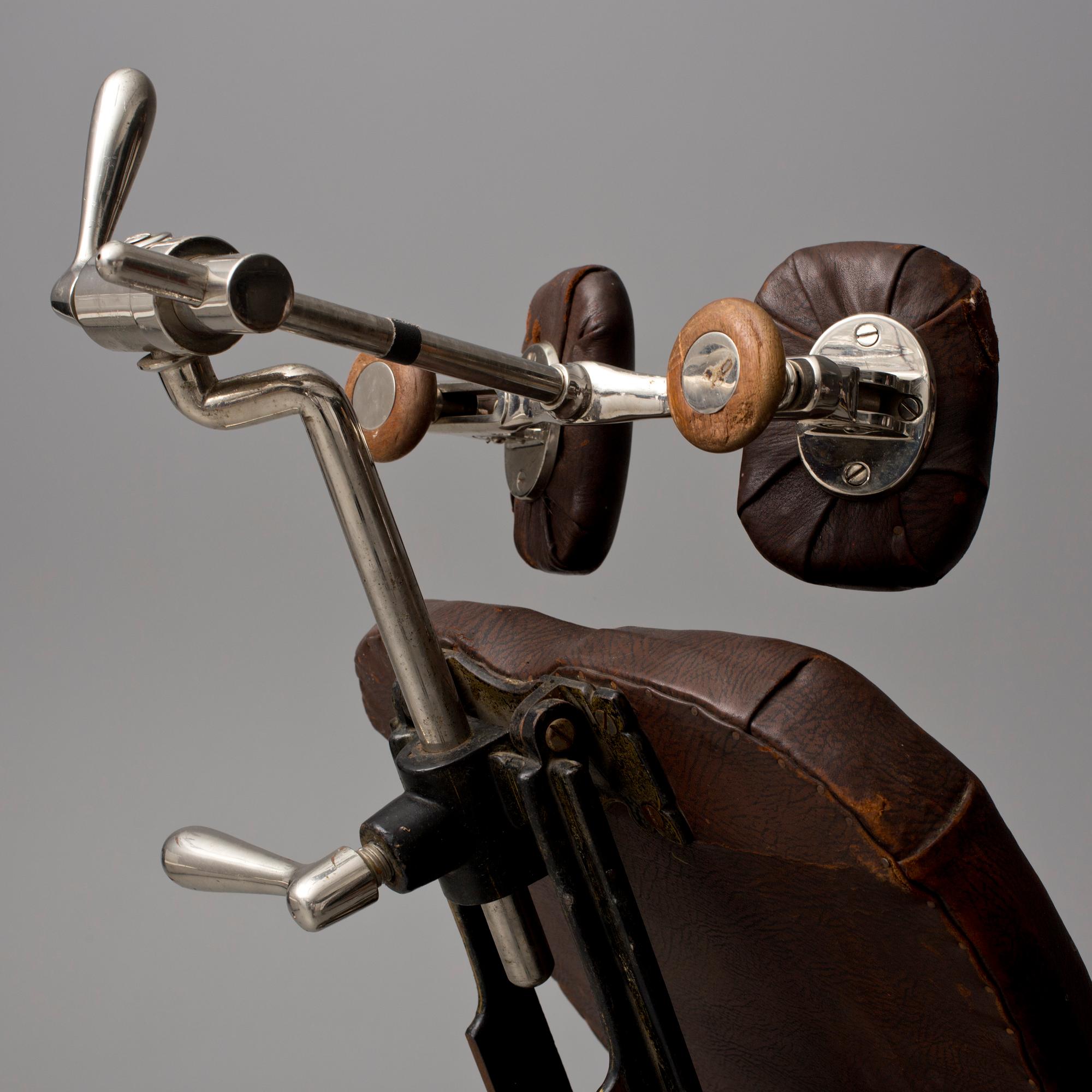 TANDLÄKARSTOL med TILLBEHÖR, 4 delar, omkring år 1900.