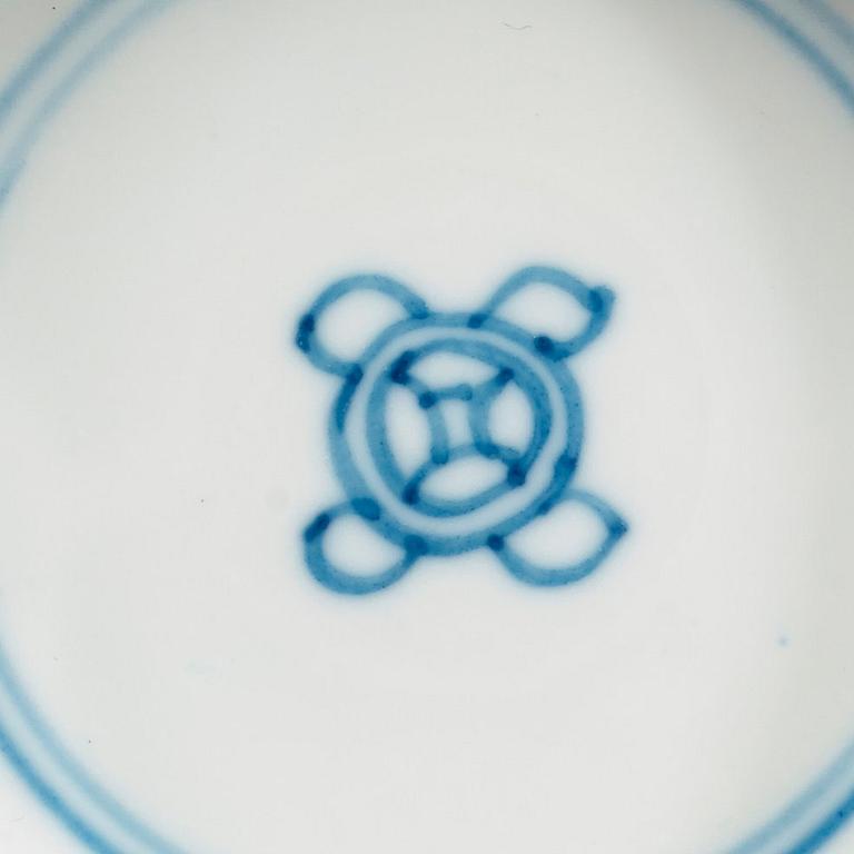 A blue and white dragibn and phoenix bowl, Qing dynasty (1662-1722).