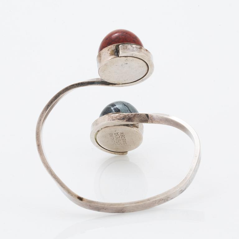 Armring Stenlya, sterlingsilver med cabochonslipade stenar.