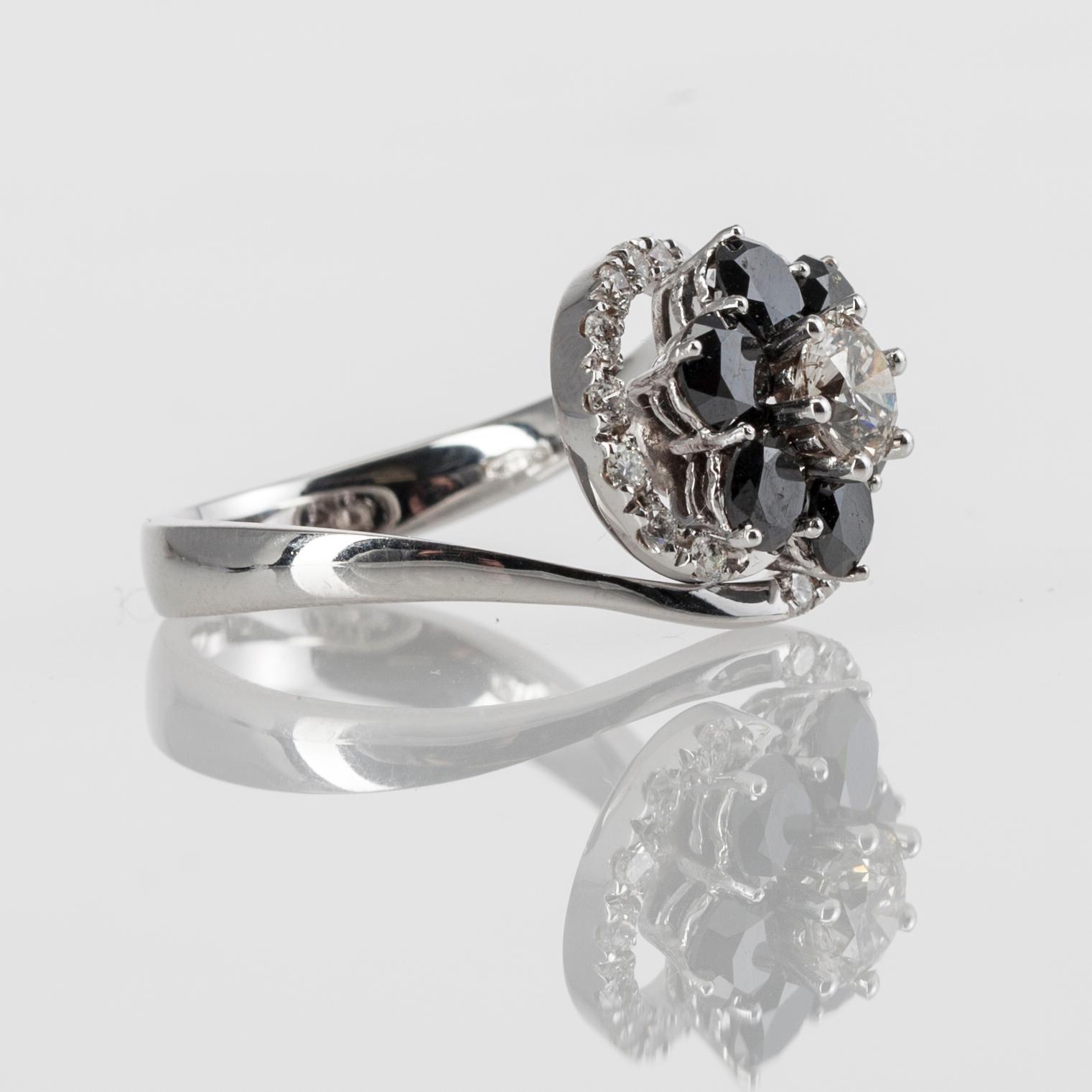 DIAMANTRING, 14K vitguld. Vikt 6,19 g. Intyg.