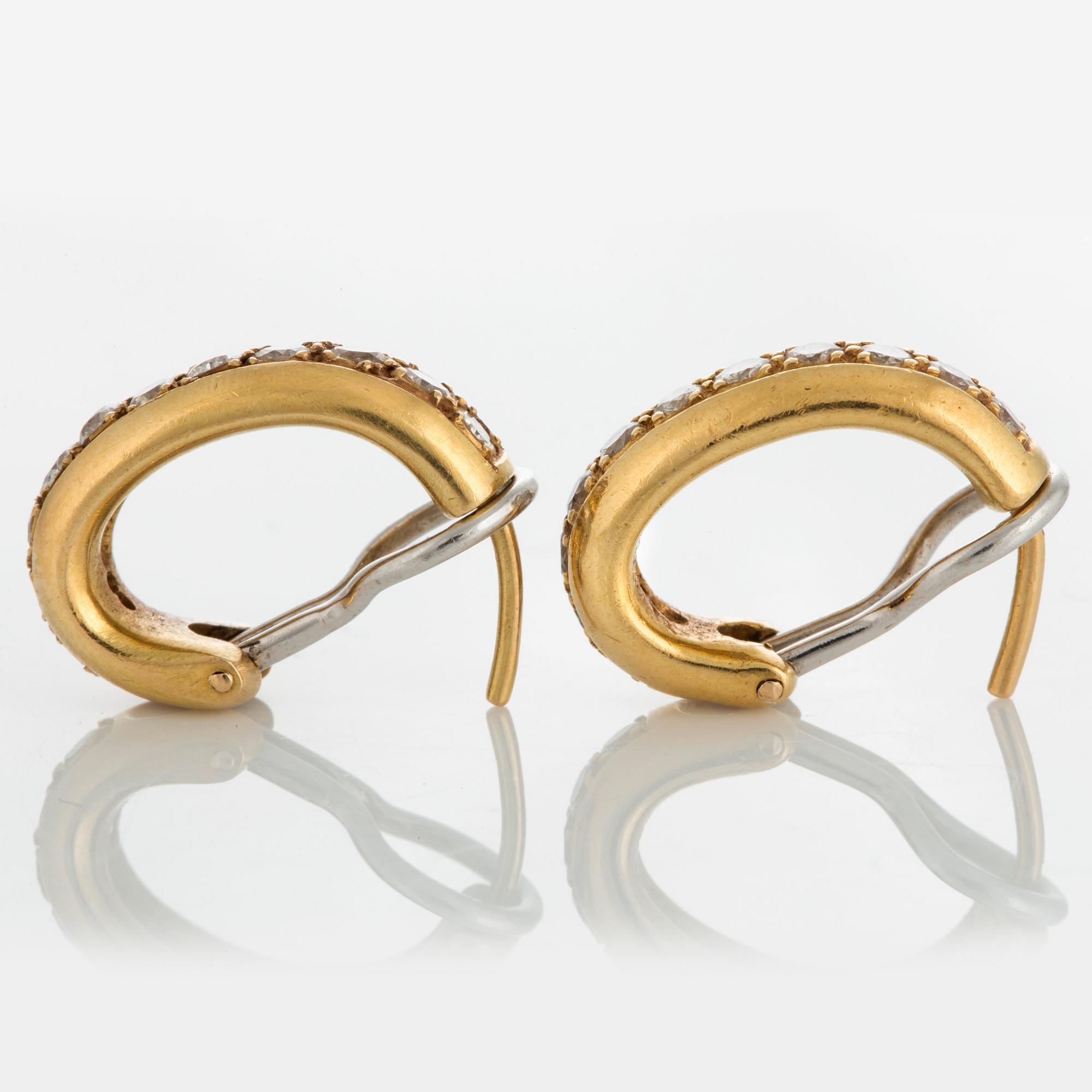 Ett par örhängen med runda briljantslipade diamanter total vikt ca 0.90 ct.
