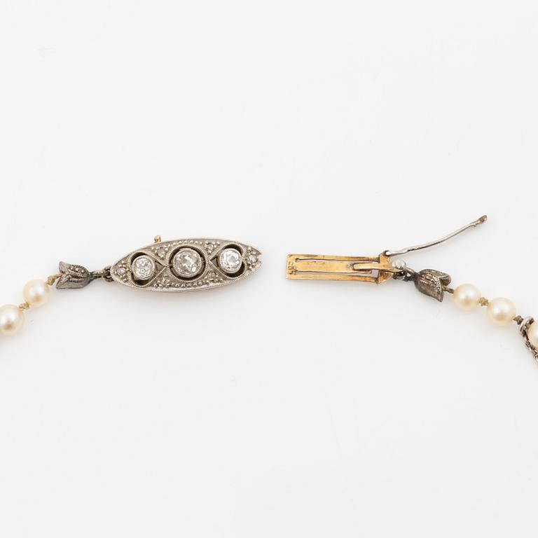 Necklace of cultured pearls, clasp in 14K gold set with old mine and rose-cut diamonds.