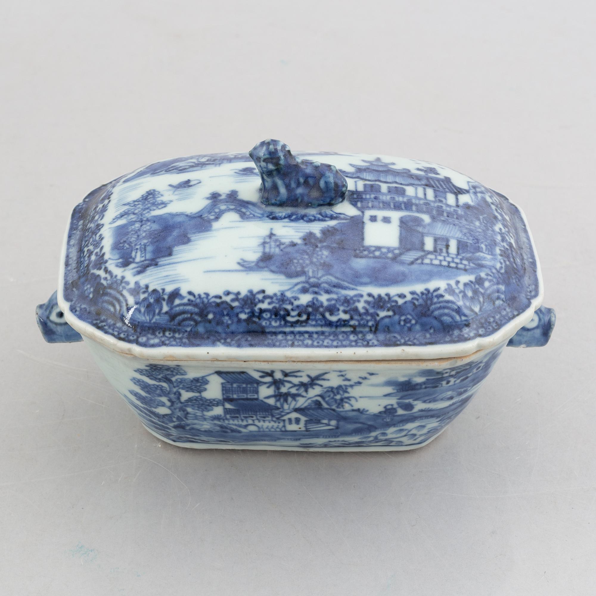 A blue and white export porcelain butter dish with cover with two serving dishes, China, Qianlong (1736-95).