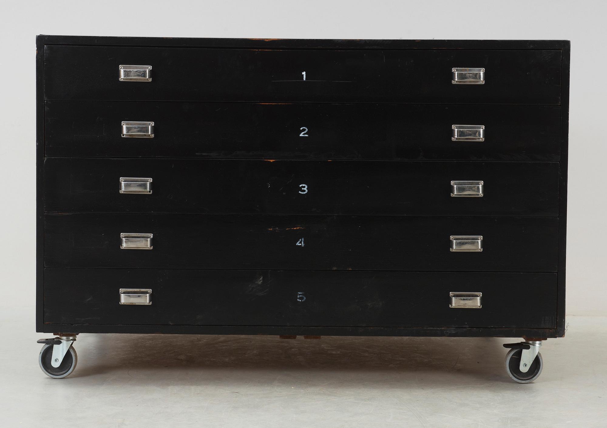 ATELJÈHURTS, trä på hjultrissor, sent 1900-tal.