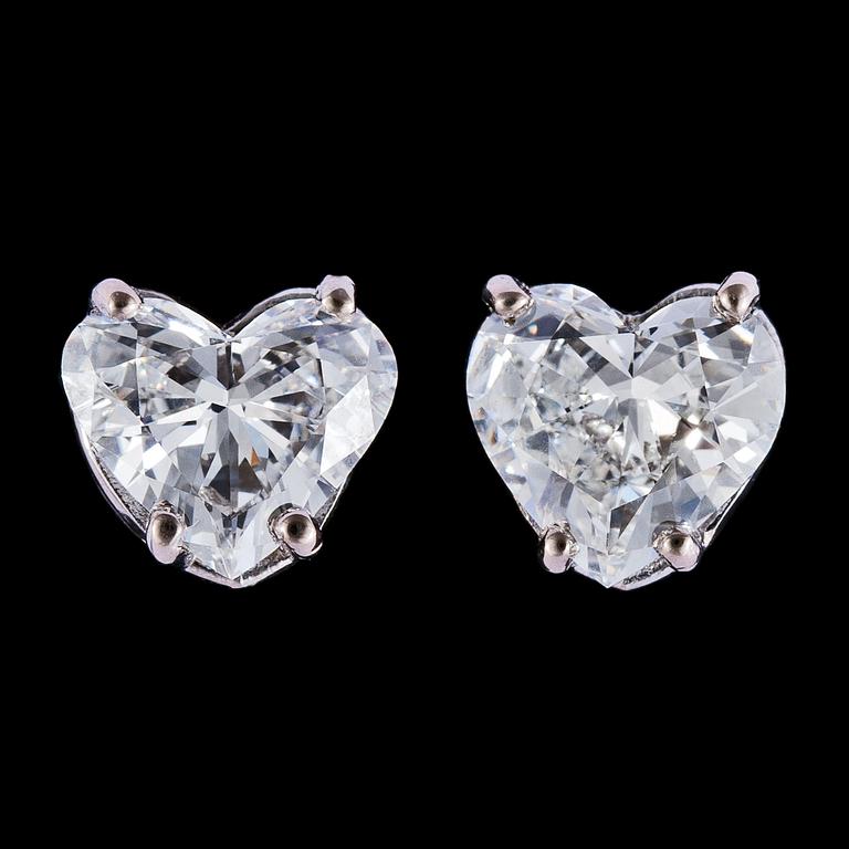 ÖRHÄNGEN, vardera hjärtslipad diamant, 1.17 resp. 1.11 ct.