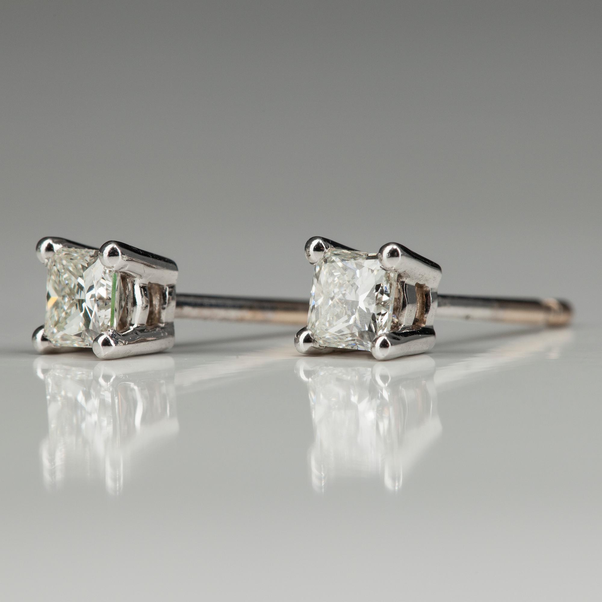 ÖRHÄNGEN, vitguld 18K, prinsesslipade diamanter, tot. 0,50 ct. J/VS. Vikt 1,5 g.