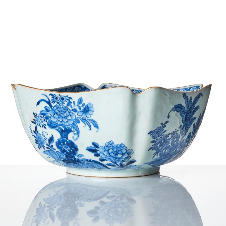 A blue and white bowl, Qing dynasty, Qianlong (1736-95).