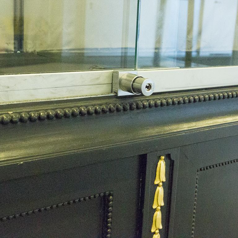 An early 20th century Gustavian style vitrine,