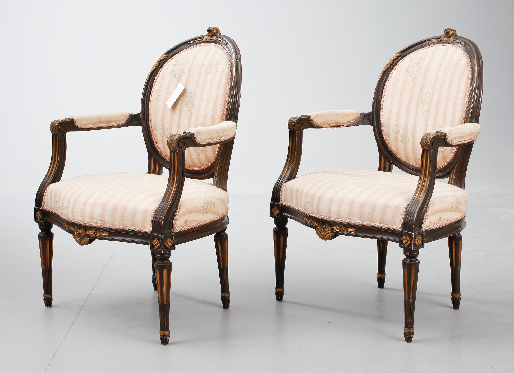 KARMSTOLAR, ett par. Gustaviansk stil, 1900-tal. Märkta R Östergren.