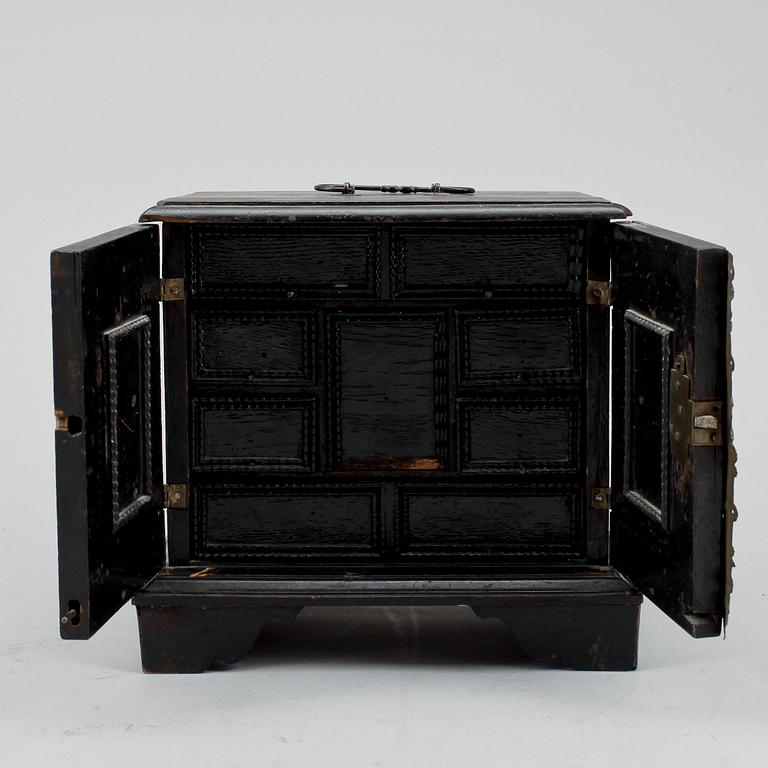 KABINETTSKÅP, i miniatyr. 1800-tal.