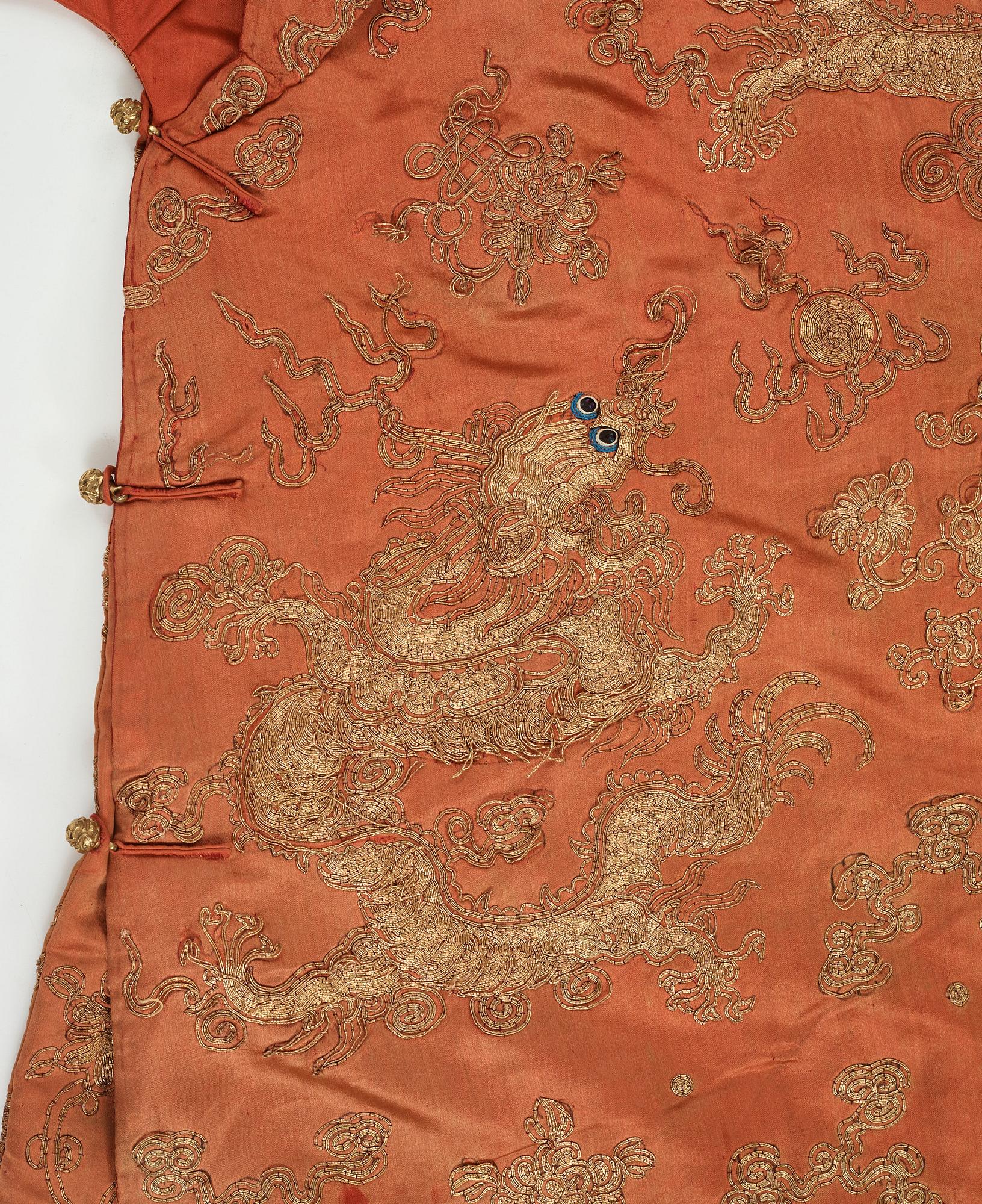 ROCK, broderat siden, höjd 131 cm, Kina sen Qingdynasti (1644-1912).