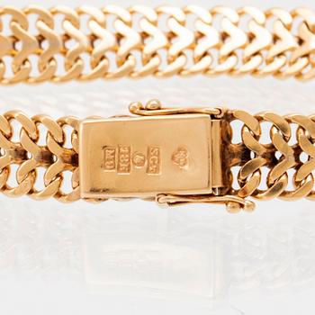 An 18K gold herringbone link bracelet.