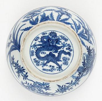 A circular blue and white 'dragon' box and cover, Qing dynasty, period of Jiaqing (1796-1820).
