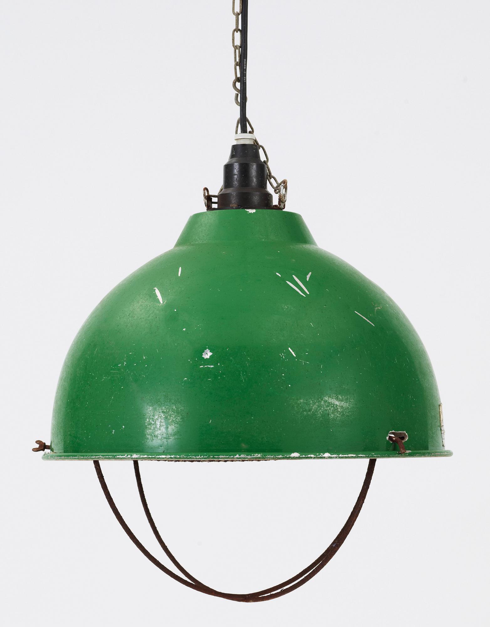 INDUSTRILAMPOR, ett par, 1900-talets andra hälft. H ca 35.