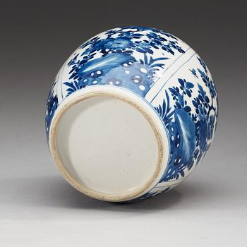 A blue and white jar, Qing dynasty, Kangxi (1662-1722).