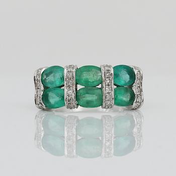 RING, 18K vitguld med ovalslipade, möjligtvis syntetiska smaragder, tot ca 1,98 ct samt små diamanter. Vikt ca 3,45 g.