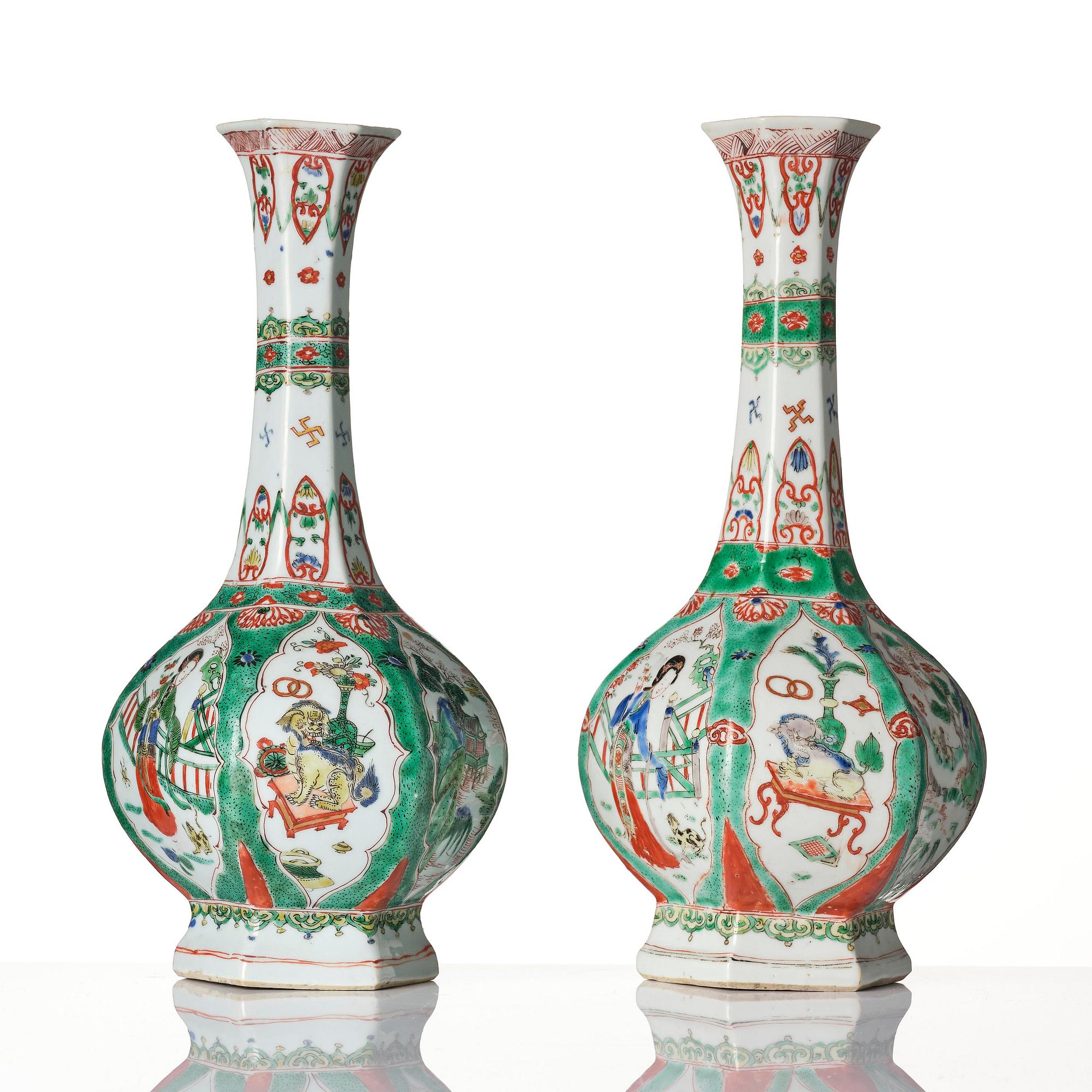 A pair of famille verte octagonal vases, Qing dynasty, Kangxi (1662-1722).