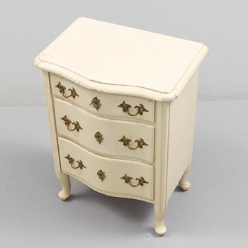 A 20th century chest of drawers.