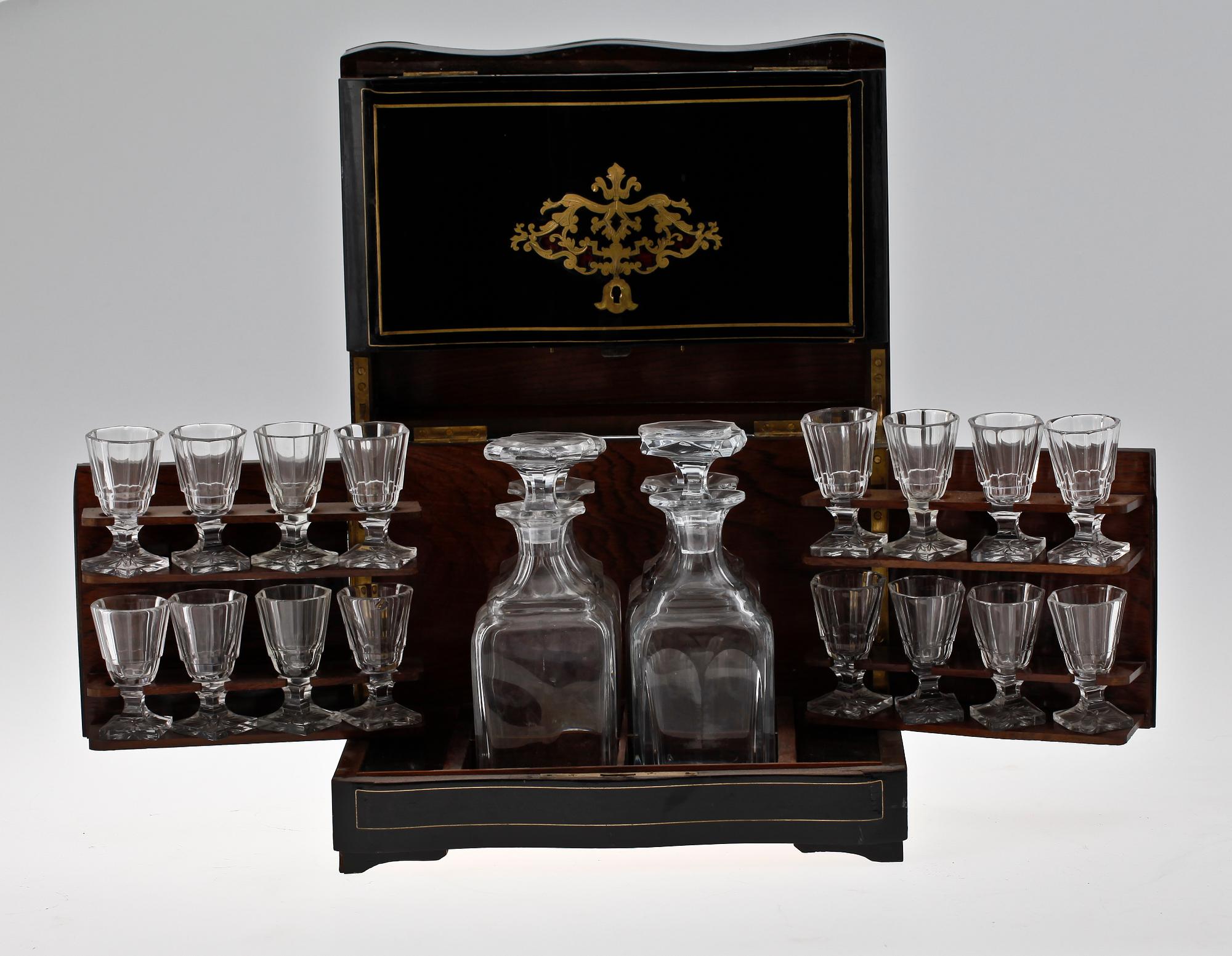 SCHATULL MED GLAS. 1800/1900-tal.