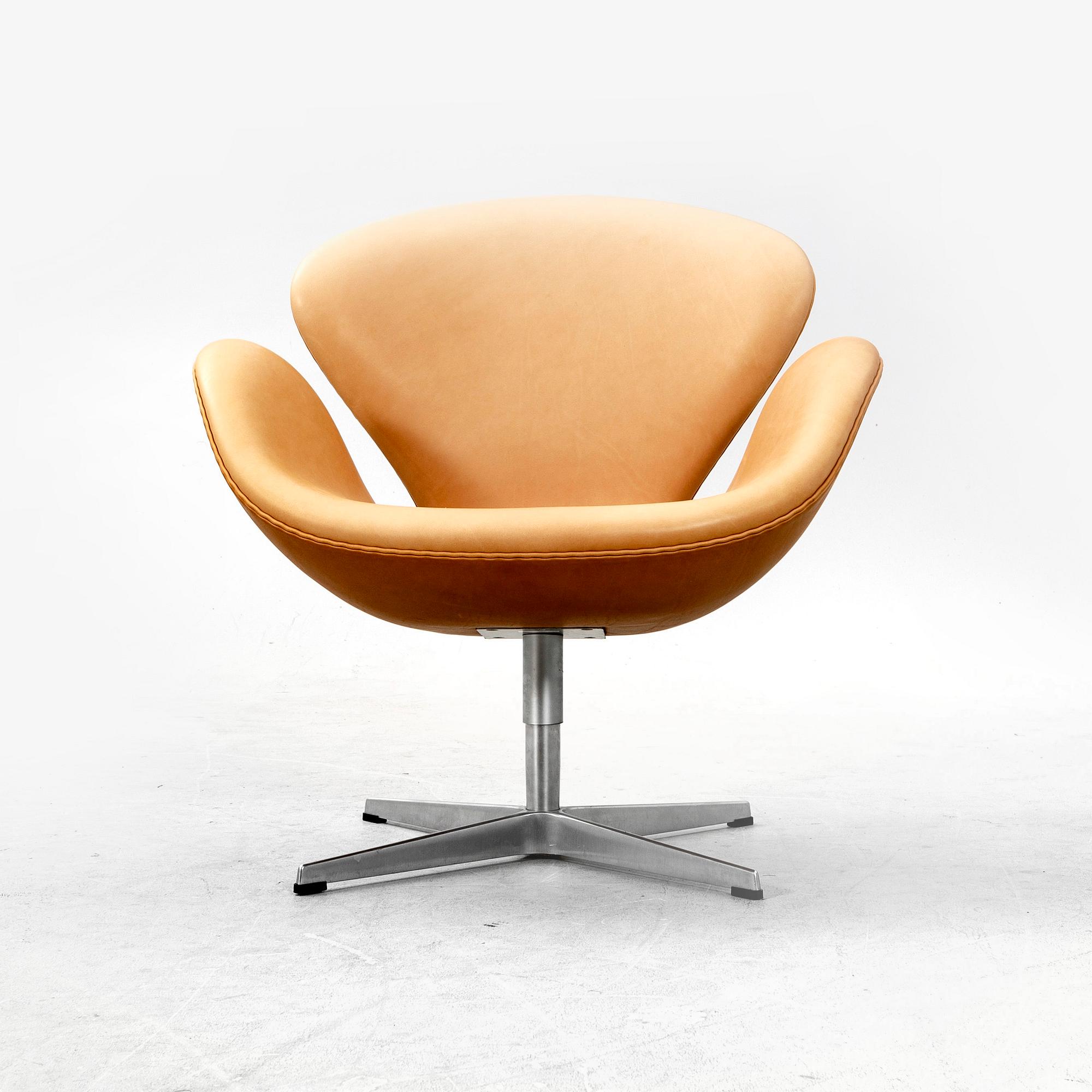 Arne Jacobsen, fåtölj "Svanen" för  Republic of Fritz Hansen, daterad 2006 Danmark.