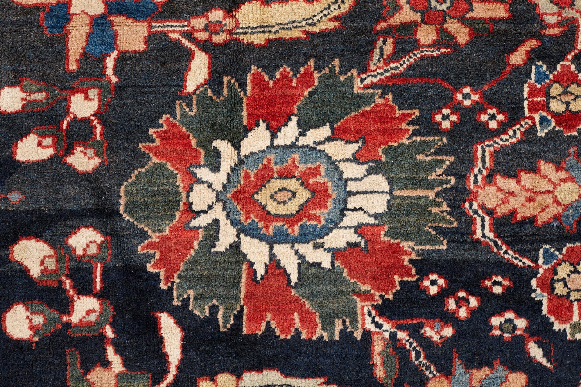 MATTA, antik Ziegler Mahal, ca 417,5 x 326 cm (samt en kortsida med 2 cm slätväv).