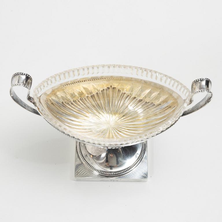C.G. Hallberg, A Swedish silver sugar bowl with glass insert, mark of CG Hallberg, Stockholm 1896.