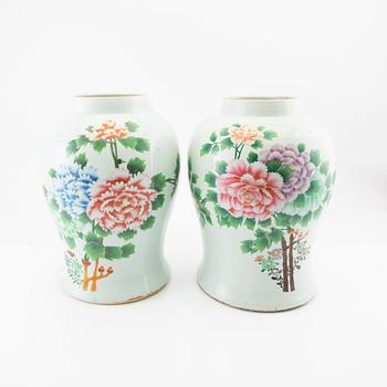 A pair of Chinese jars with covers, 20th century.