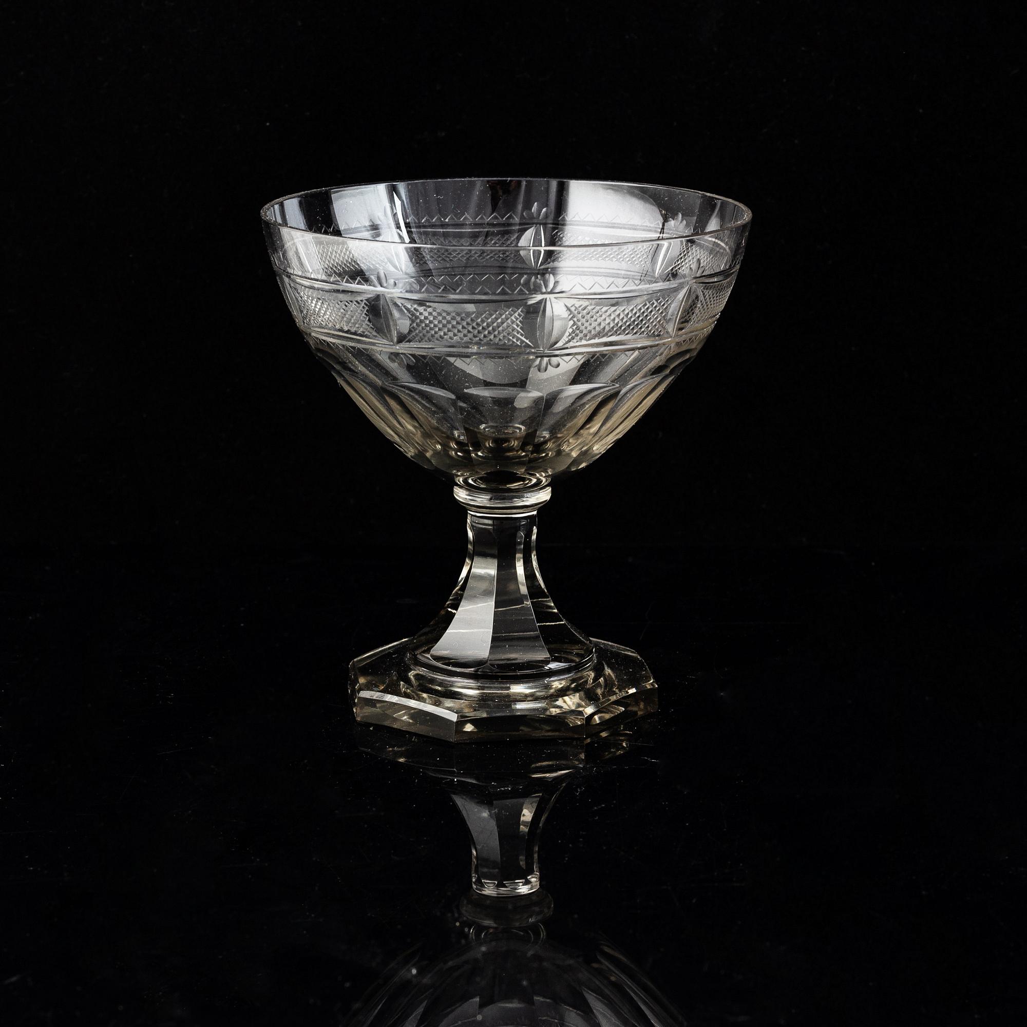 Gerda Strömberg, an early 20th century 37-pcs glass servis "Hörningsholm", Strömbergshyttan, Sweden.