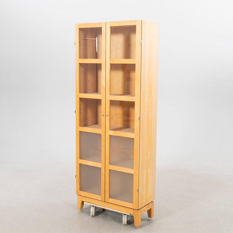 Vitrinskåp, Marit Stigsdotter ”Allegro”, Stolab 2004.