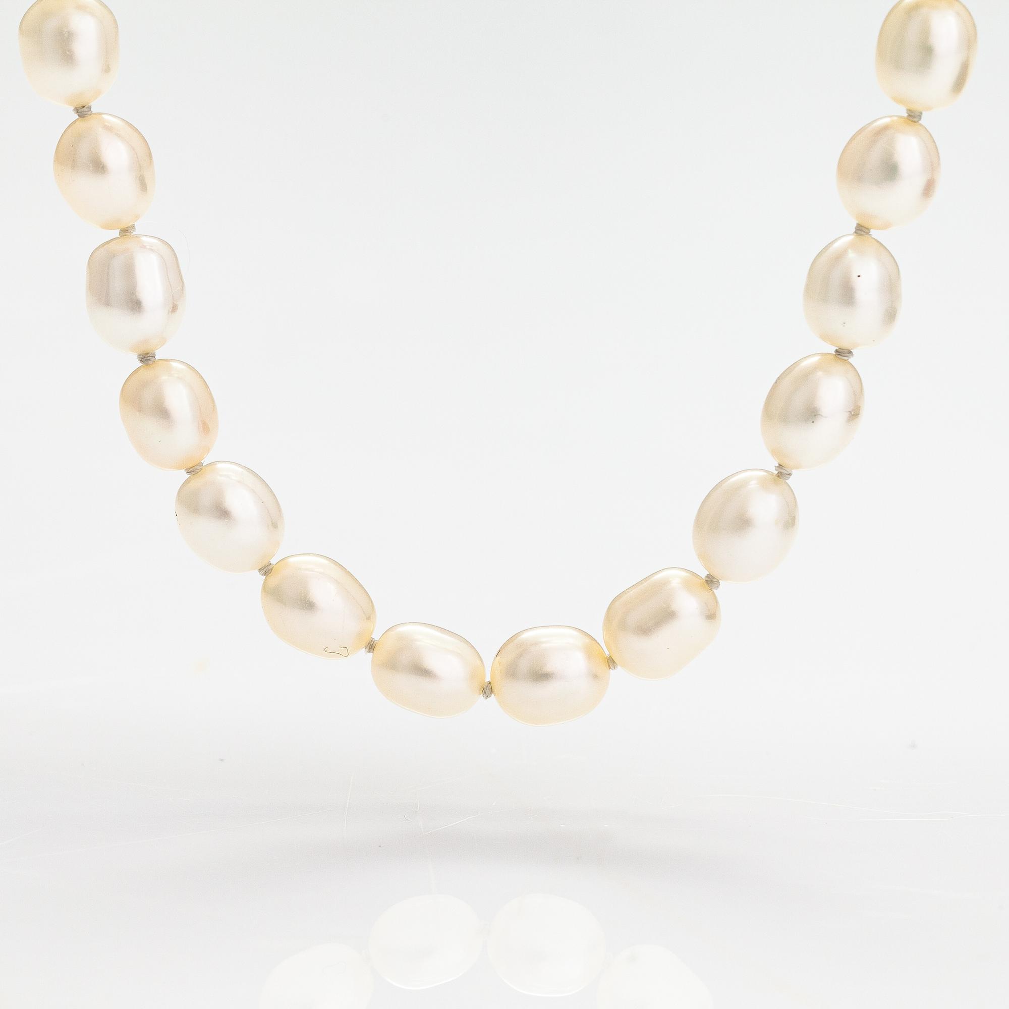 A pearl collier and bracelet with cultured pearls and silver clasps. Pirami.