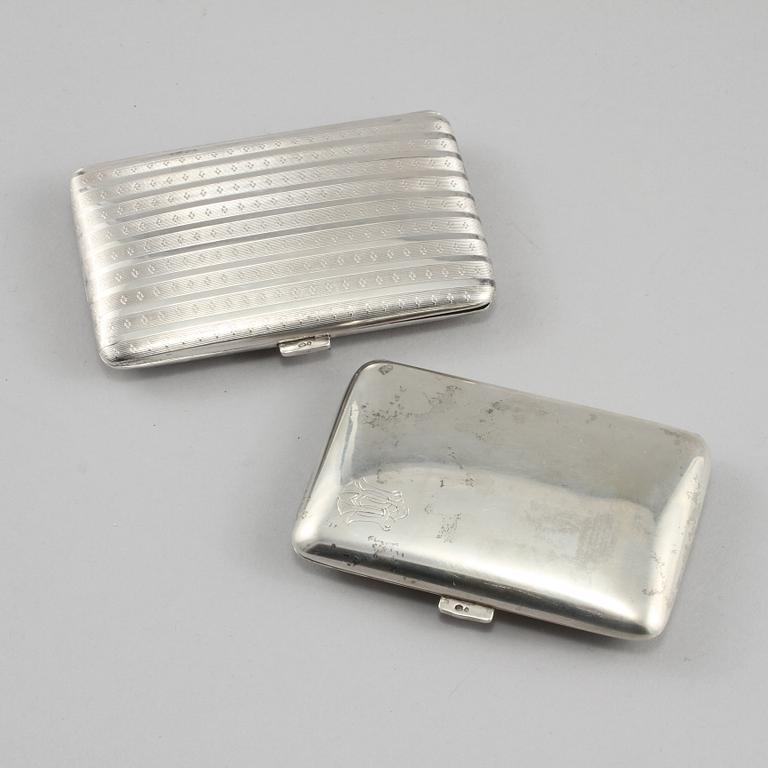 CIGARETTETUIER, 2 st, silver, svenska importstämplar, 1900-tal, total vikt 105 g.