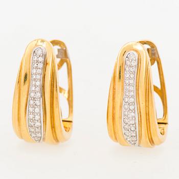 A PAIR OF EARRINGS, brilliant cut diamonds, 18K gold. Octavio Sarda, Spain.