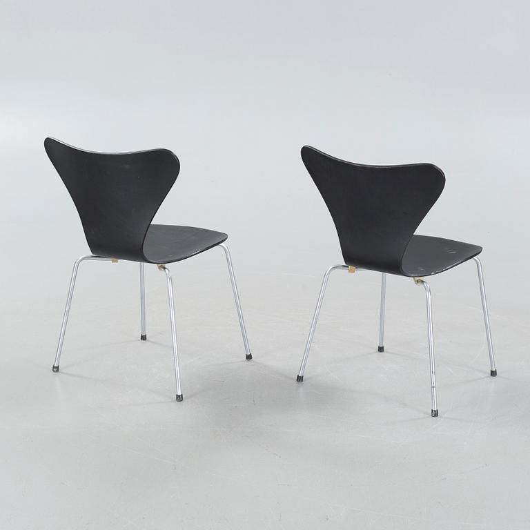 Four circa mid 20th century "Sjuan" chairs by Arne Jacobsen for Fritz Hansen.