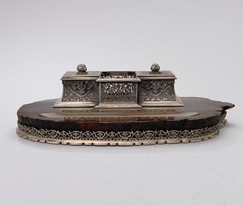 An agate and silver (800) ink-stand by Fratelli Broggi, Milan, Italy 1934-1944.