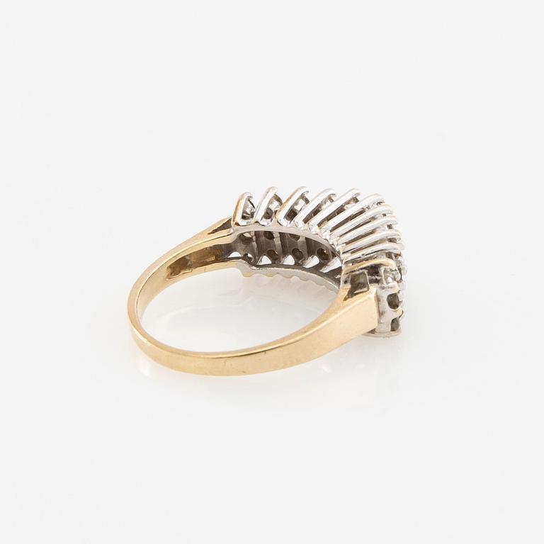 Ring in 14K rose and white gold set with round brilliant-cut diamonds.