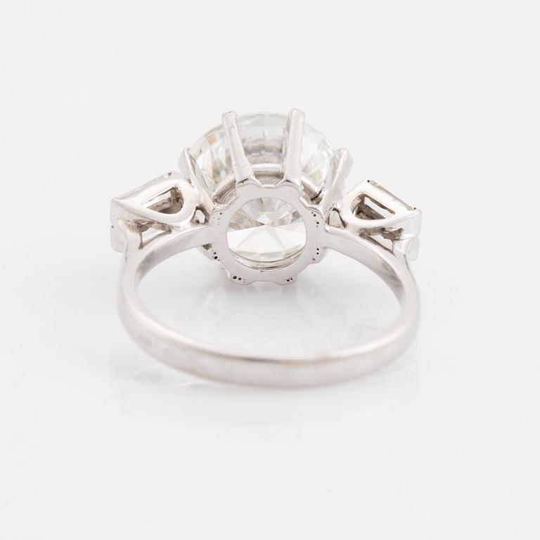 A 14K white gold ring set with a round brilliant-cut diamond weight ca 5.25 cts quality ca F/G vvs.