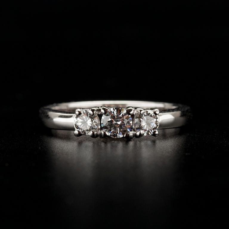 RING, vitguld 18K, briljantslipade diamanter 0,25 ct, 2 x 0,14 ct, tot. 0,53 ct. Vikt 3,9 g. Intyg.