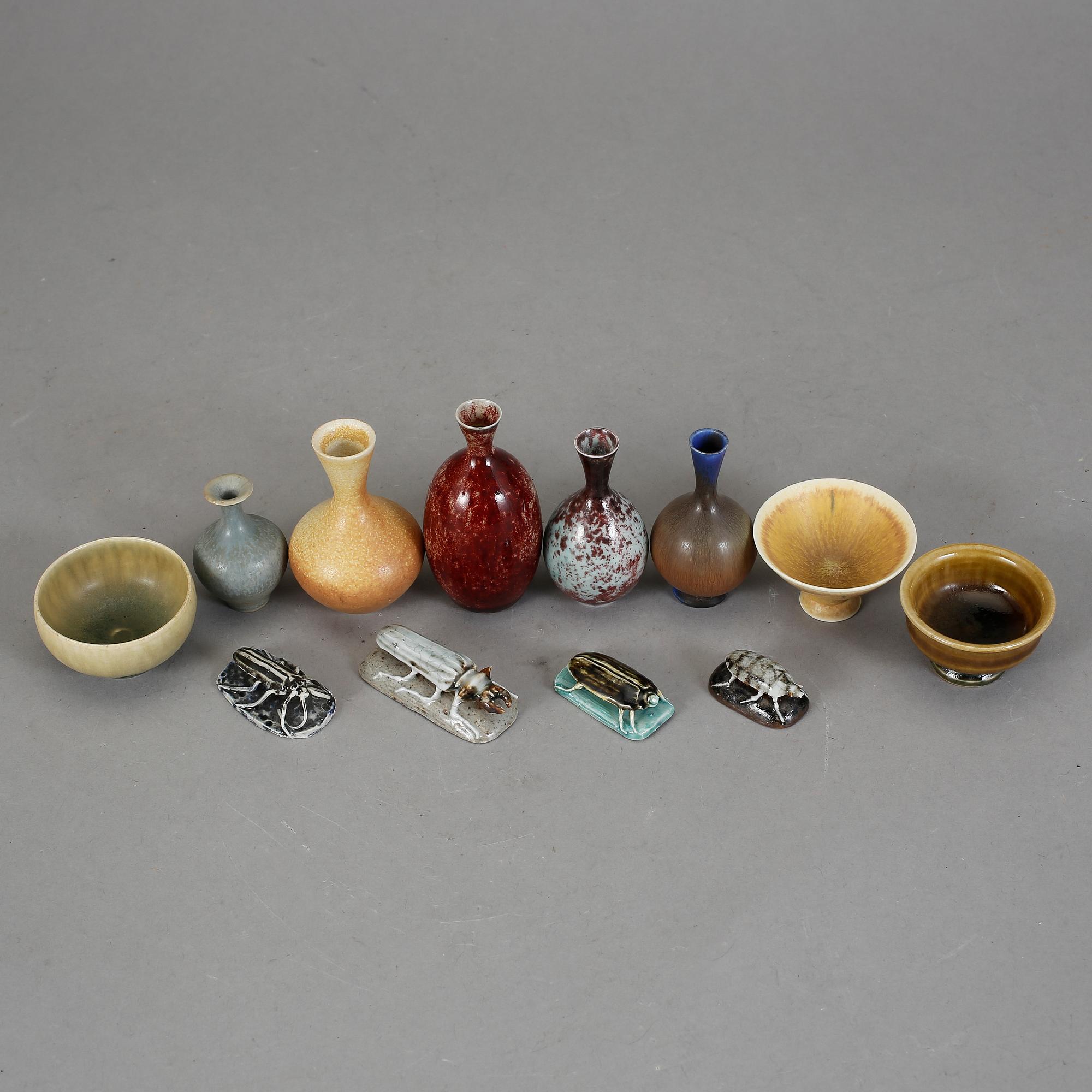 MINIATYRER i schatull, 12 st, stengods, Sven Wejsfelt, Gustavsberg studio, 8 st signerade med studiohanden.