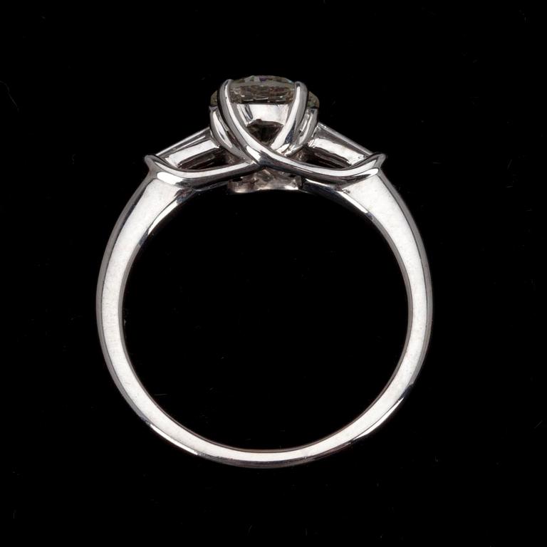 RING, vitguld 18K, briljantslipad diamant 1,19 ct samt 2 baguetteslipade diamanter tot. 0,20 ct.