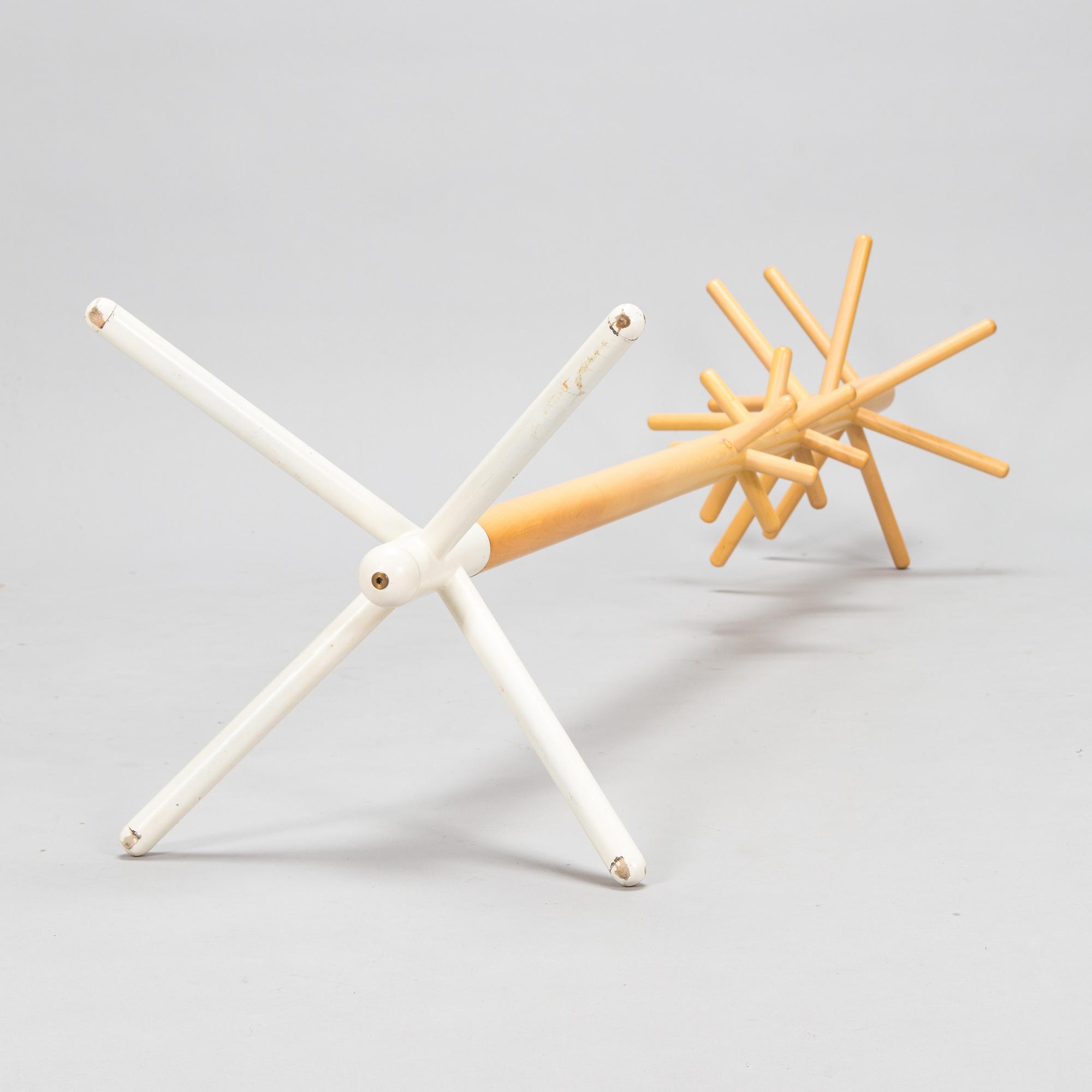 Anna-Maija Jaatinen, tamburmajor, "Clothes Tree", Artek. Modellen formgiven 1964.