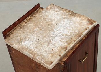 POTTSKÅP. Sengustavianskt stockholmsarbete, 1700-talets slut.
