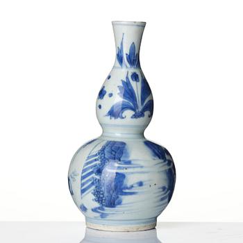 A blue and white Transitional vase, 1630/40's.