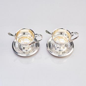 Teodor Werner & Co, ett par tekoppar med fat och skedar, silver, sannolikt Warzawa, 1899-1904.