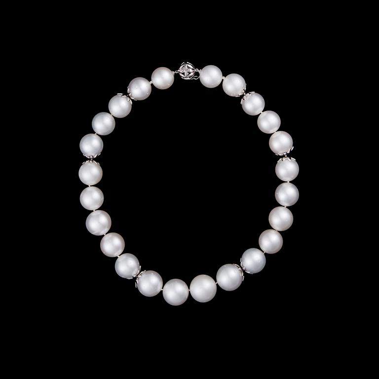 A PEARL NECKLACE. ЖЕМЧУЖНОЕ ОЖЕРЕЛЬЕ, застежка из белого золота 18-кар.