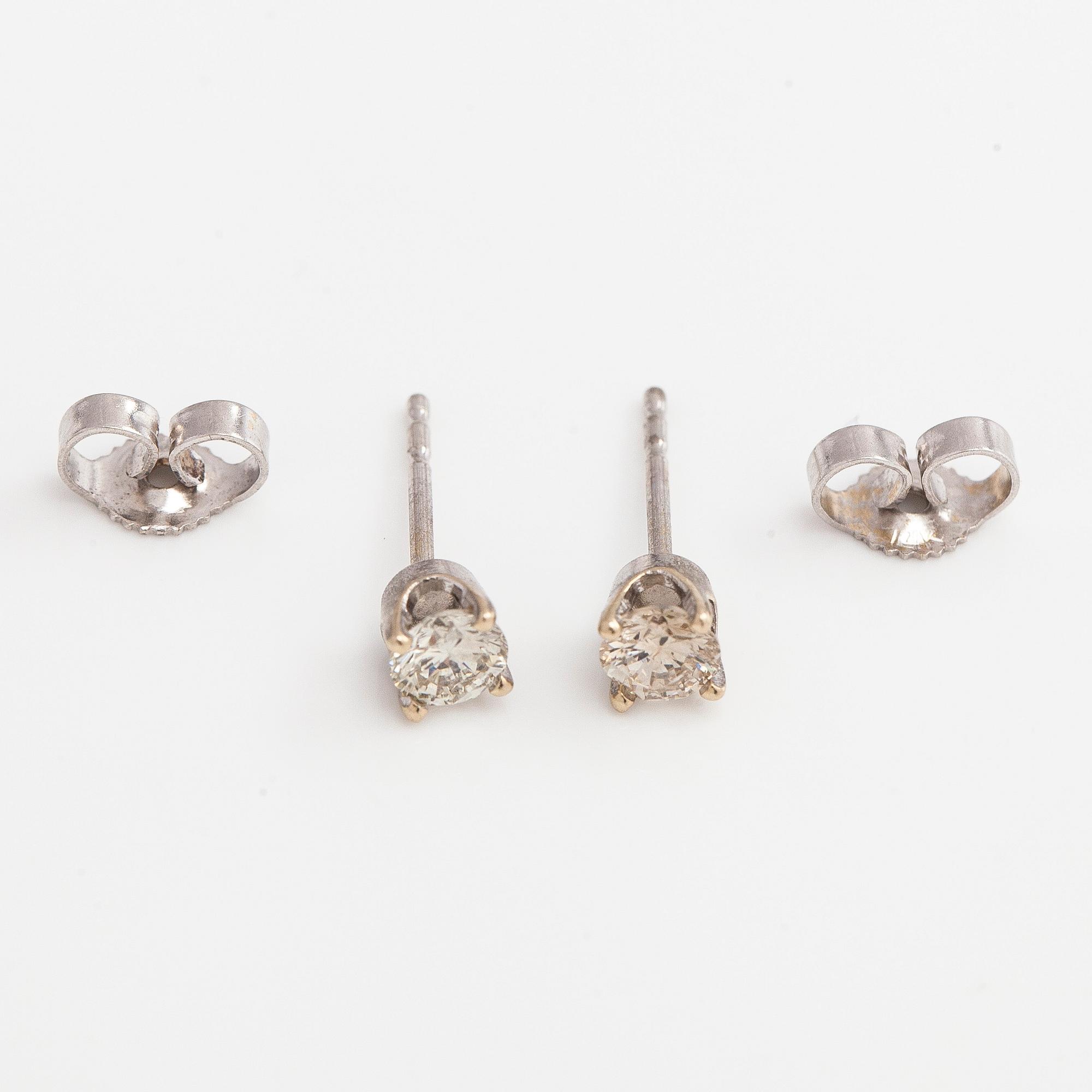 Korvakorut, briljanttihiotut timantit yhteensä noin 0,40 ct, 14K valkokultaa.